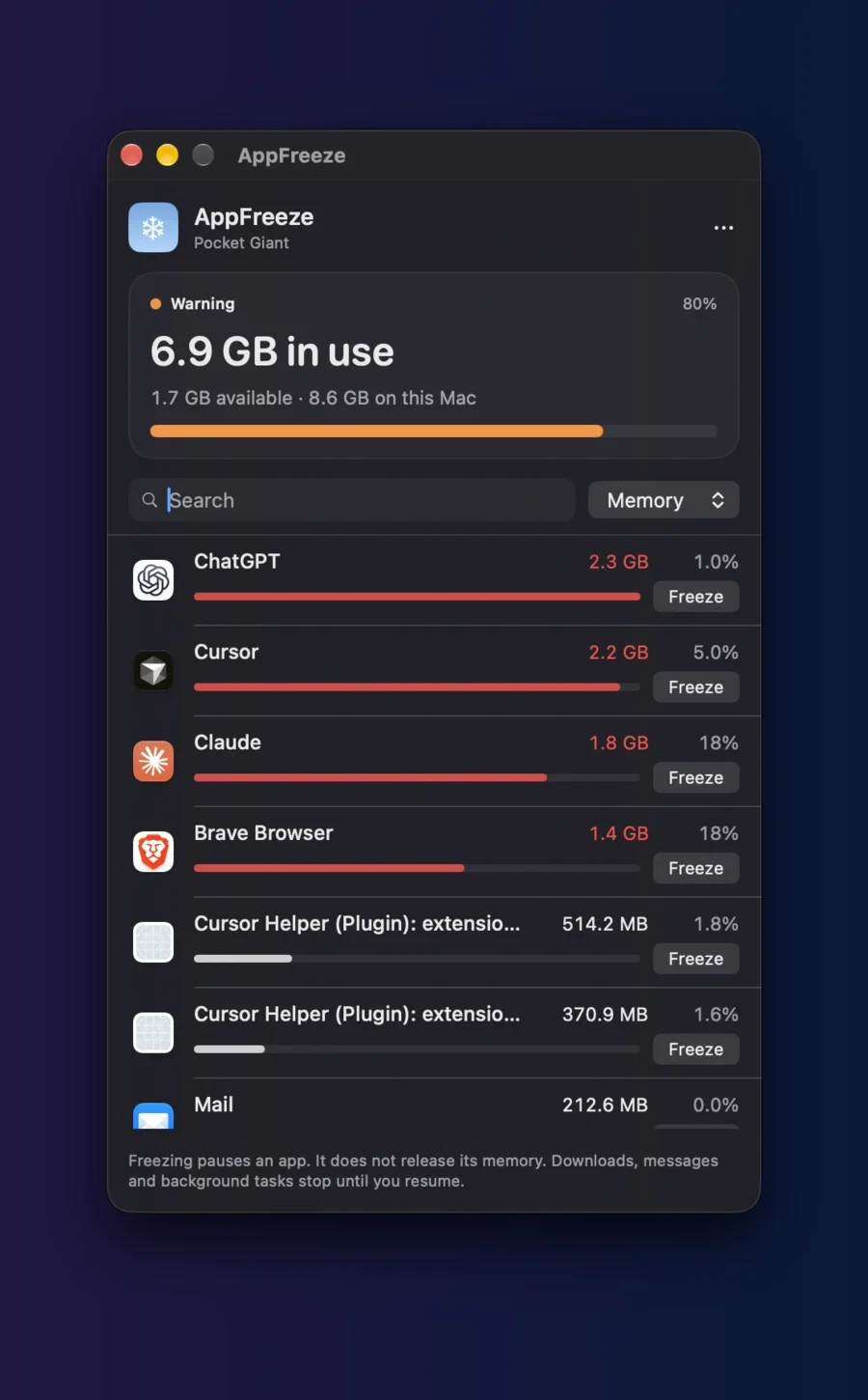 AppFreeze dashboard in Dark appearance, showing memory in use, available RAM and a list of apps with their memory, CPU and Freeze buttons.